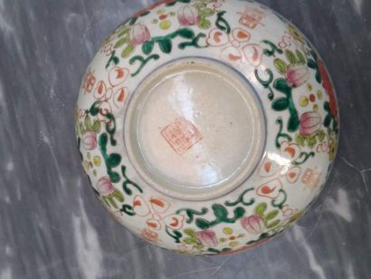 null CHINE, Canton - Vers 1900
Coupe en porcelaine, à décor polychrome de fleurs,...