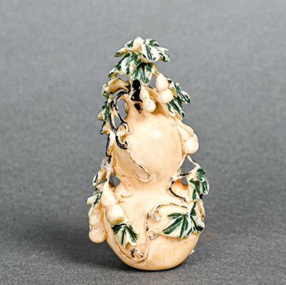 null ** CHINE - Fin du XIXe siècle
Coloquinte branchée, petite sculpture en ivoire...