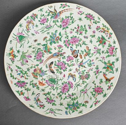 null CHINE - XIXè siècle
Plat rond en porcelaine à décor de fleurs roses, papillons...