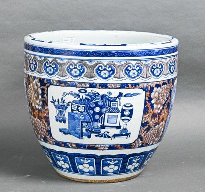 null CHINE - XIXe siècle 
Bel aquarium en porcelaine à décor bleu et blanc de fleurs...