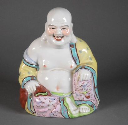 null CHINE - XXe siècle
Hotei assis en porcelaine polychrome, un chapelet bouddhique...