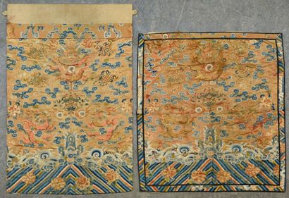 null CHINE - XIXe siècle
Deux éléments de soie brodée, à décor brodé polychrome et...