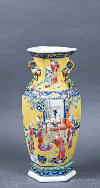 null CHINE - Vers 1900
Vase balustre hexagonal en porcelaine, à décor de scènes de...