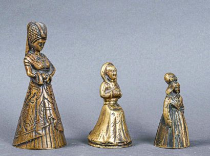 null Trois petites clochettes en bronze doré et ciselé, la prise en forme de personnages
XIXe...
