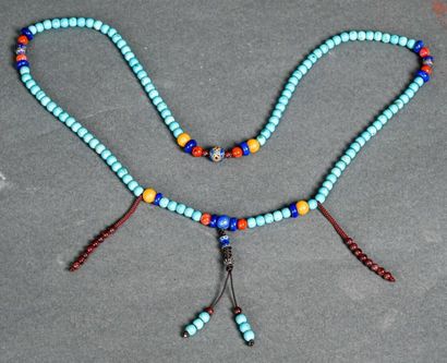 null CHINE - Début du XXe siècle
Collier en perles de turquoise et lapis-lazuli,...