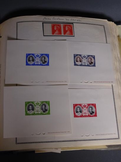 null Ensemble de timbres du Monde Entier présentés dans un grand carton avec plusieurs...