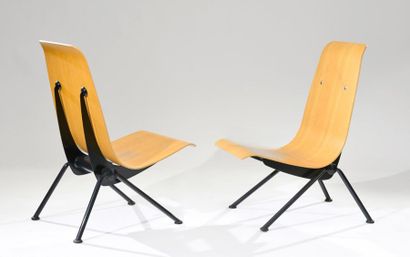 null Jean PROUVE (1902-1984) - VITRA éditeur
Paire de chaises modèle "Antony", assise...