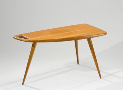  Pierre CRUEGE (1913-2003) Table basse modèle 44, plateau de forme libre sur piétement...