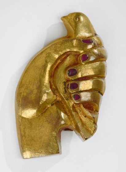  Line VAUTRIN (1913-1997) Main retenant une colombe Broche en bronze doré partiellement...