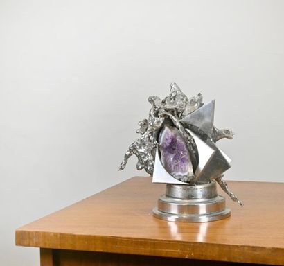 null Rosette BIR (1926-1993)
Sculpture en fonte et prisme de quartz
Signée sur la...