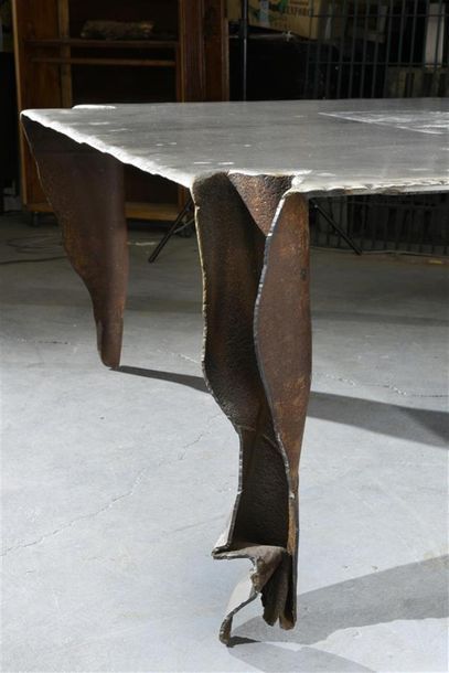 null Jean-Jacques ARGUEYROLLES (né en 1954)
Grande table carrée en acier forgé, plateau...