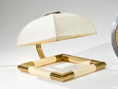  Attribué à Tommaso BARBI Lampe à poser, base carrée en bois laqué ivoire et métal...