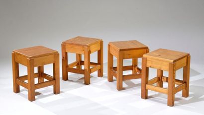 null René FAUBLEE (1906-1991)
Suite de quatre tabourets bois massif
H. 43 cm L. 33...