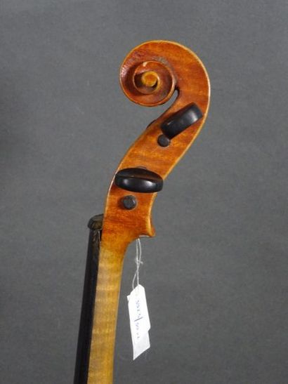 null Beau violon demi. Fait vers 1840 par Bourlier. Très bon état. Fond deux pièces...