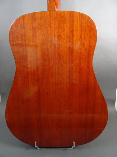 null Guitare folk Hondo II, faite vers 1970. A régler