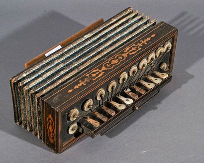 null Petit accordéon d'époque Romantique fait vers 1860 par Busson dont il porte...