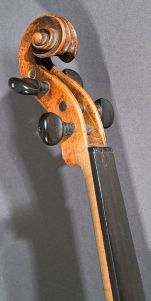 null Intéressant violon 7/8e portant une étiquette d'Amati 1630 et une étiquette...