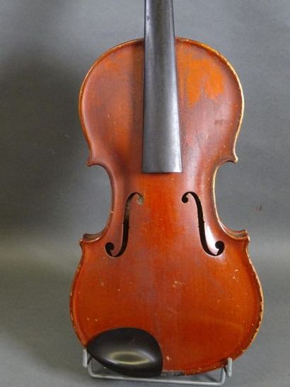 null Violon fait à Mirecourt vers 1930, portant étiquette Amati 1676. Fond deux pièces...