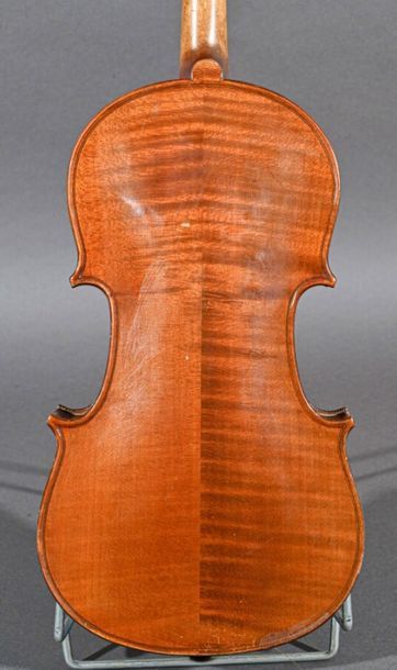null Violon demi copie Stradivarius. Fond deux pièces 302 mm
Touche manquante
