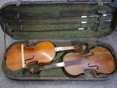 null Double boîte de violons ancienne comprenant :
- un violon de Henri Thouvenel...