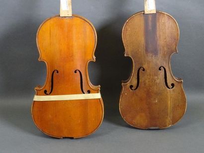 null Double boîte de violons ancienne comprenant :
- un violon de Henri Thouvenel...