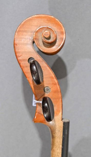 null Violon fait main au début du XXe siècle à Mirecourt, portant une étiquette Stradivarius....