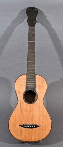 null Guitare faite à Mirecourt vers 1840, signée Tachet au fer. Fond et éclisses...