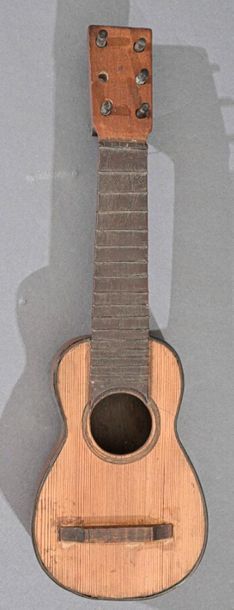 null Guitare miniature faite à Valence, époque 1870/1900. Taille 42 cm
Deux chevilles...