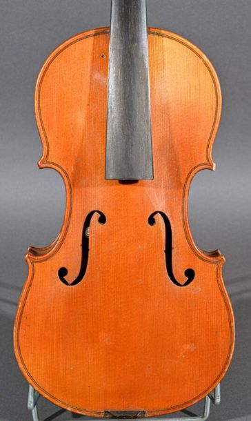 null Violon 1/4 médio fino, fait vers 1900. Fond une pièce 266 mm.
Tête fendue au...