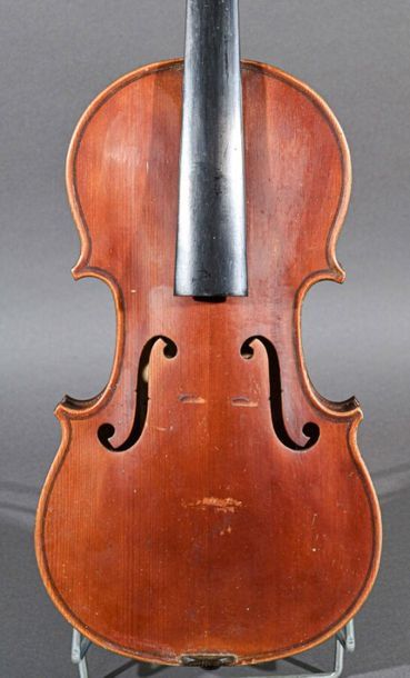 null Violon 3/4 copie Stravarius, fait à Mirecourt vers 1920. Fond deux pièces 338...