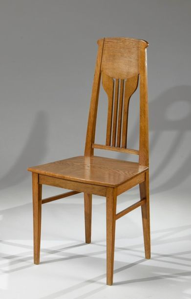 null Louis SPARRE (1863-1964) (Attribué à)
Chaise en chêne blond.
Le dossier en trapèze...