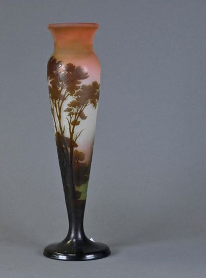 null Établissements GALLÉ (1904-1936)
Paysage lacustre
Vase cornet sur base en débordement...