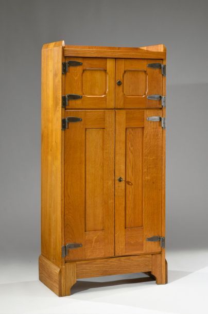 null Richard RIEMERSCHMID (1868 - 1957)
Cabinet en chêne blond (mod. 81).
La façade...