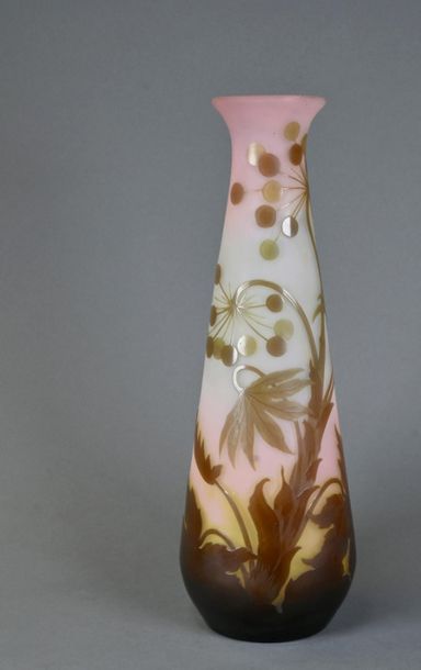 null Établissements GALLÉ (1904-1936)
Aralias
Haut vase tronconique au col terminé...