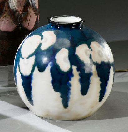 null Camille THARAUD (1878-1956) à Limoges
Fleurs stylisées
Vase sphérique au col...