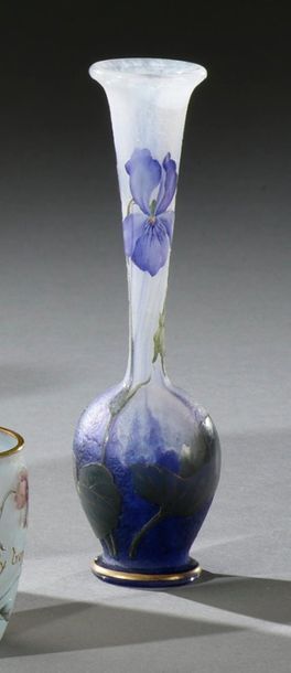 null DAUM Nancy
Violettes
Vase soliflore ; la base balustre, le col terminé légèrement...