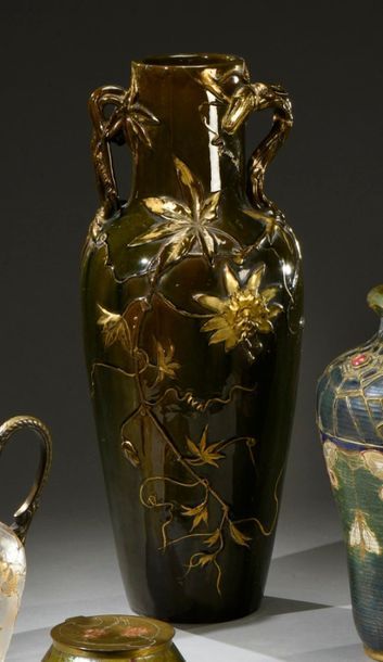 null Clément MASSIER (1844-1917) à Golfe Juan
Grand vase balustre en céramique à...