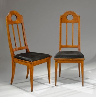 null Richard RIEMERSCHMID (1868-1967)
Paire de chaises en chêne.
Les hauts dossiers...