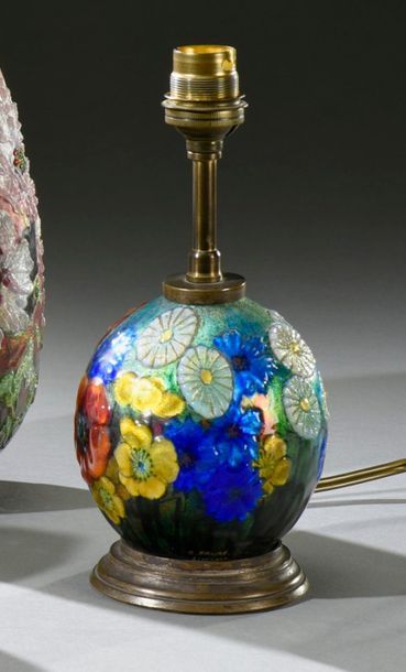 null Émaux d'Art Camille FAURÉ à Limoges
Fleurs stylisées et naturalistes
Vase monté...