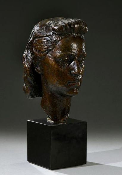 null O. PETIT (XXe) 
Tête de femme
Portrait sculpté.
Épreuve en bronze à patine médaille.
Fonte...