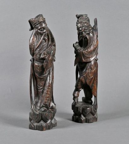 null CHINE - Vers 1900 
Deux statuettes représentant des personnages, en bois exotique...