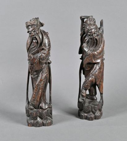 null CHINE - Vers 1900 
Deux statuettes représentant des personnages, en bois exotique...
