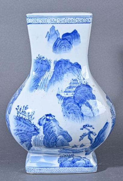 null CHINE - XXè siècle 
Vase en porcelaine à décor bleu et blanc, à panse renflée
H....
