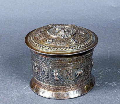 null TIBET - XXè siècle 
Boite ronde en argent repoussé
H. 8 cm - D. 10,5 cm 
Poids...