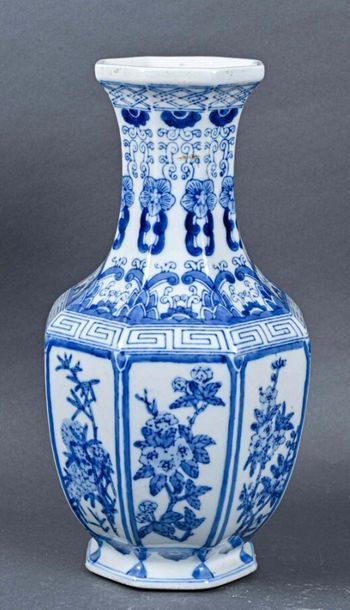 null CHINE - XXe siècle
Vase balustre octogonal en porcelaine, à décor bleu et blanc...