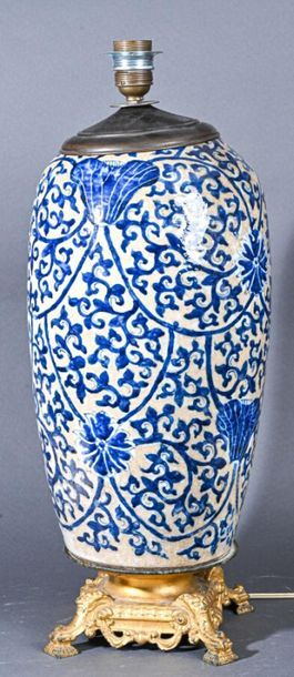 null IRAN - XXè siècle 
Grand vase à décor floral stylisé en céramique émaillé bleu...