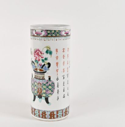 null CHINE - Début du XXe siècle 
Vase rouleau à décor de vase fleuris
H. 28 cm