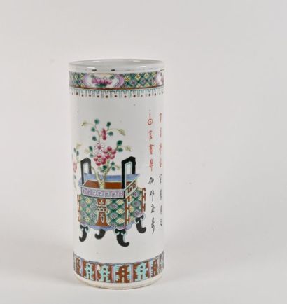 null CHINE - Début du XXe siècle 
Vase rouleau à décor de vase fleuris
H. 28 cm
