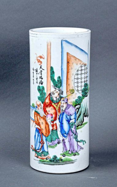 null CHINE - Début du XXe 
Vase rouleau en porcelaine, à décor polychrome de trois...