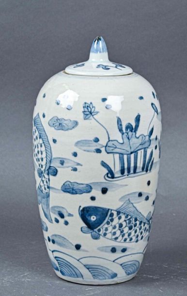 null CHINE - XXe siècle
Pot couvert en porcelaine, à décor blanc et bleu de poissons
H....